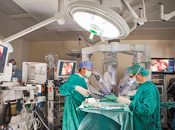 With the combination of highly skilled surgeons and advanced robotic technology, Keck Medicine of USC is a global center of excellence for robotic surgery.