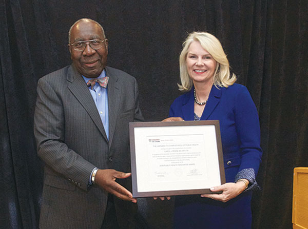 J. Jacques Carter, past-president of the Harvard T.H. Chan Alumni Association and chair of the Nominations Committee, presents Carol Peden with the 2016 Public Health Innovator Award.