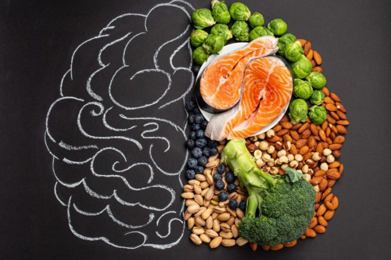 Illustration of healthy food and a brain.